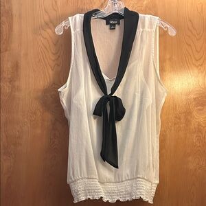 Iz Byer Women's Black and White Sleeveless Blouse